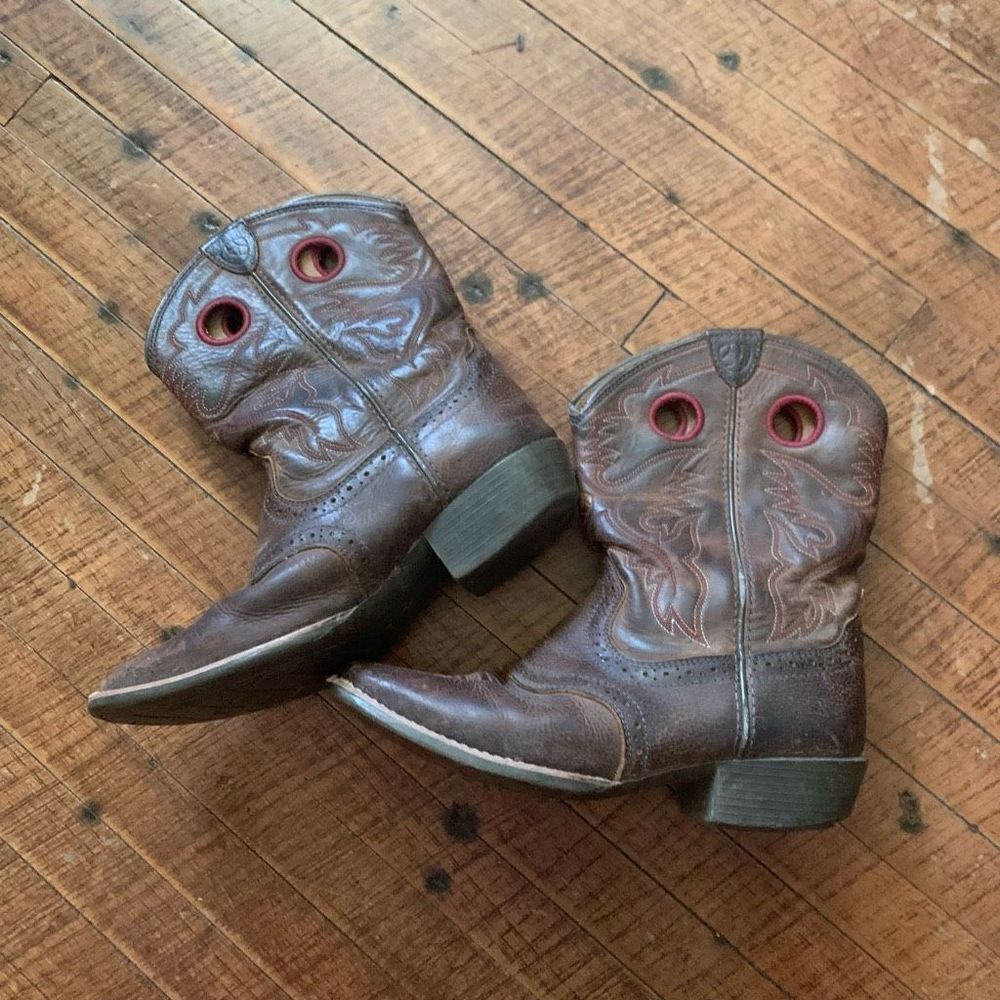 Ariat brown embroidered square toe cowboycore western boots